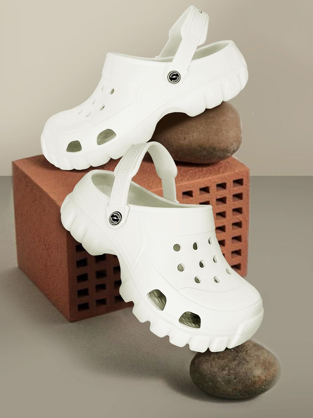 Bruton Men Solid Casual Clogs
