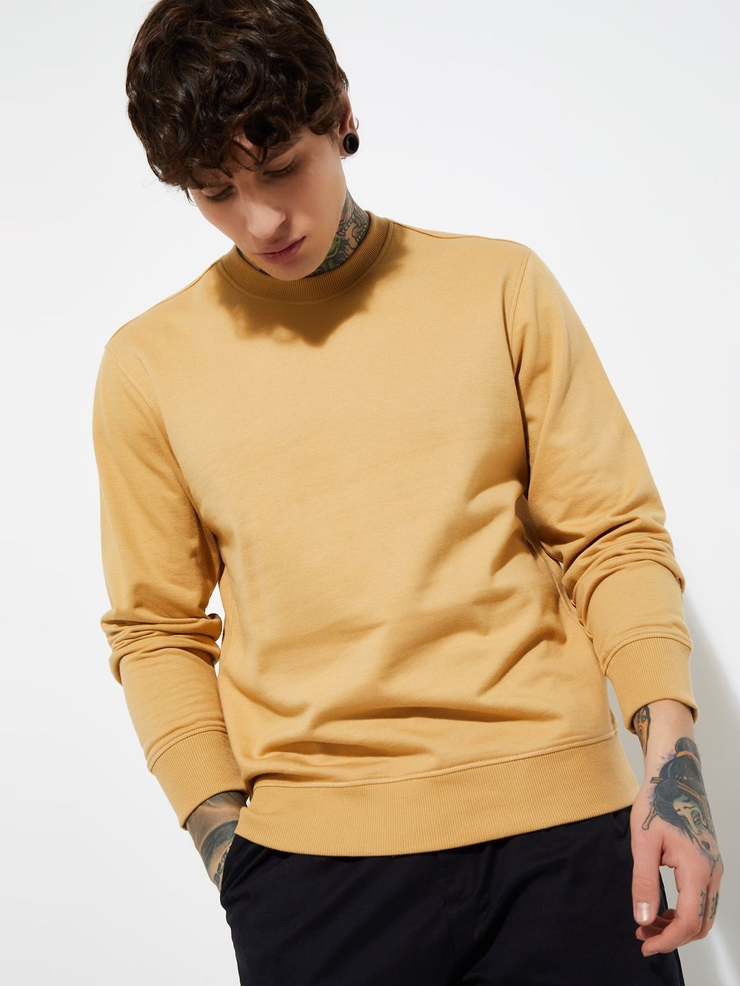 max Men Solid Round Neck Long Sleeves Pullover Sweatshirt