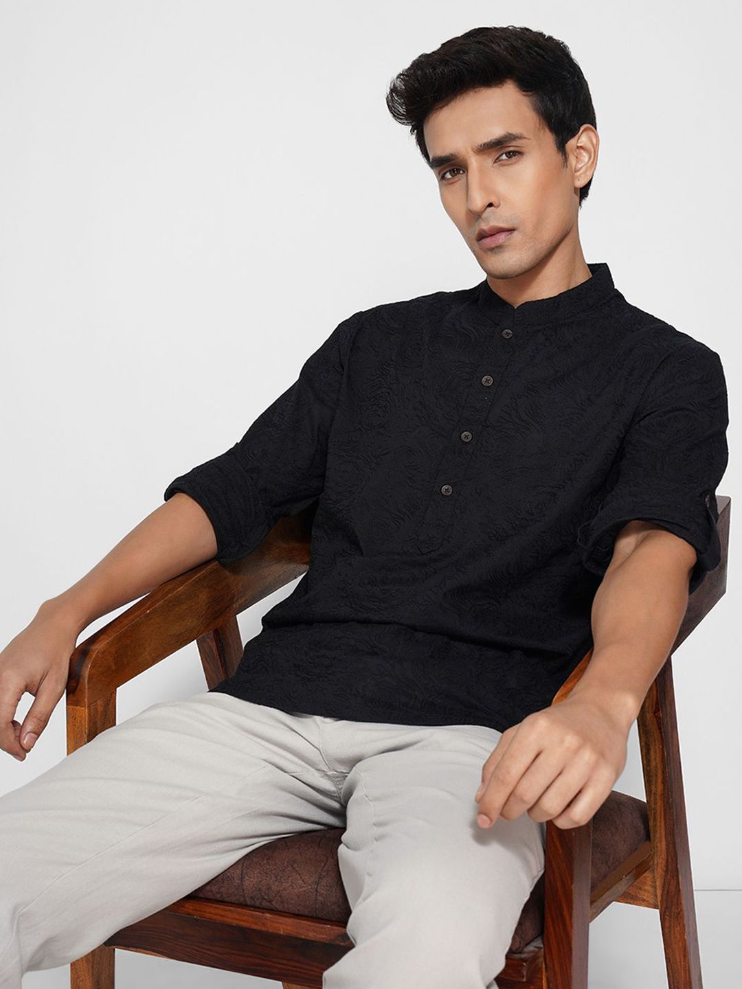 indus route by Pantaloons Men Abstract Embroidered Kurta