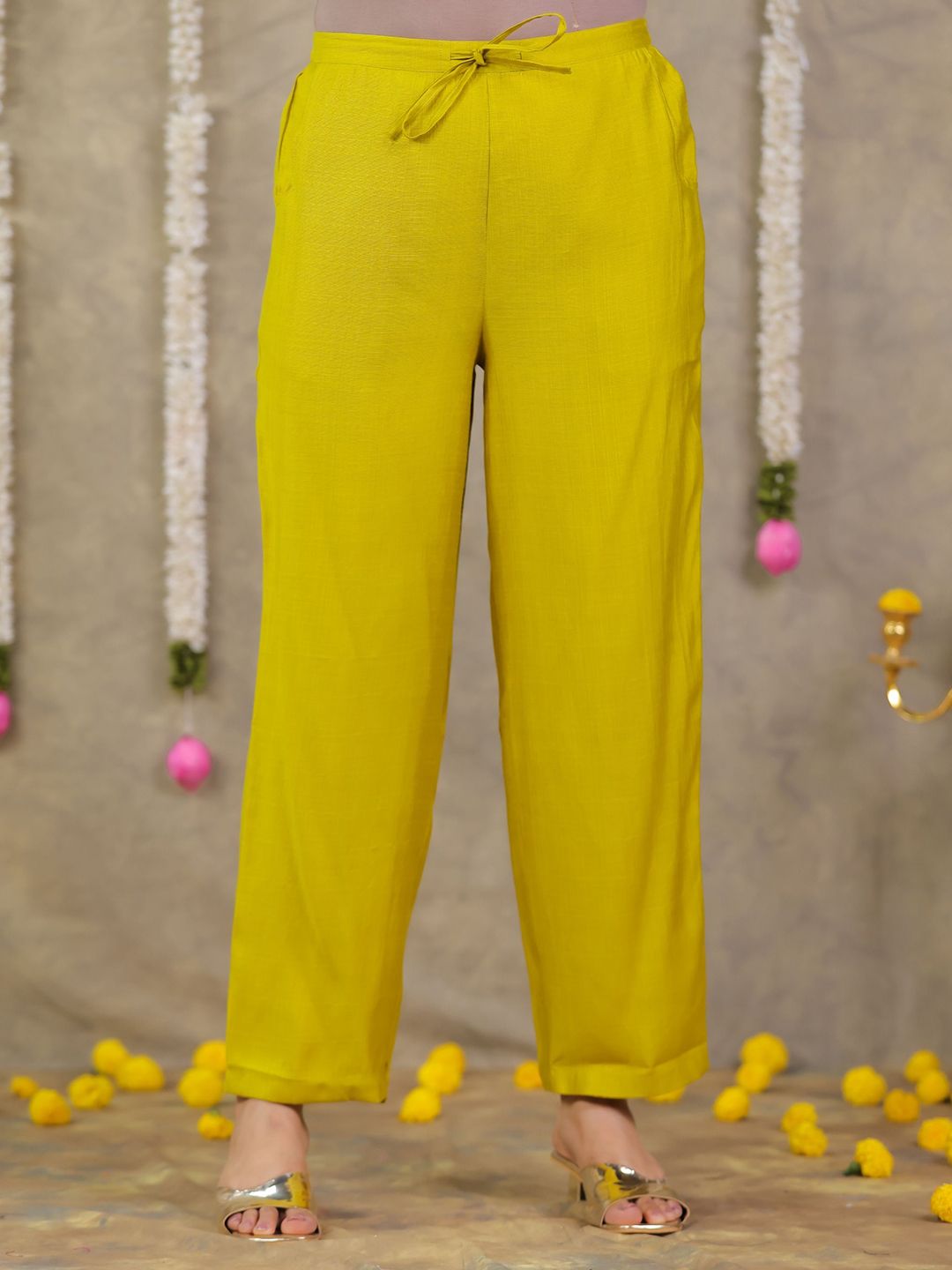 Aramya Women Straight Fit Mid-Rise Trouser