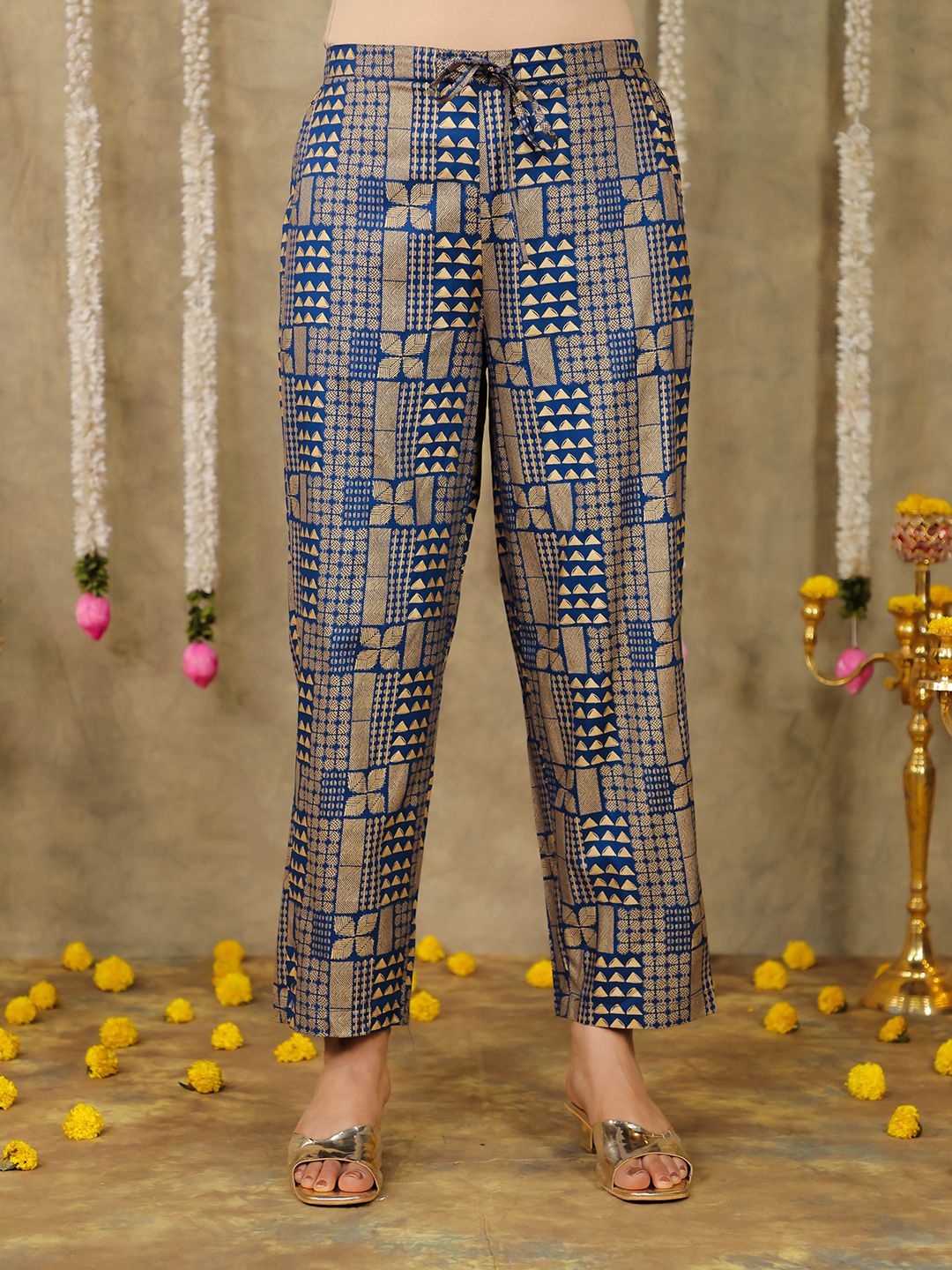 Aramya Women Ethnic Motifs Printed Straight Mid-Rise Trouser