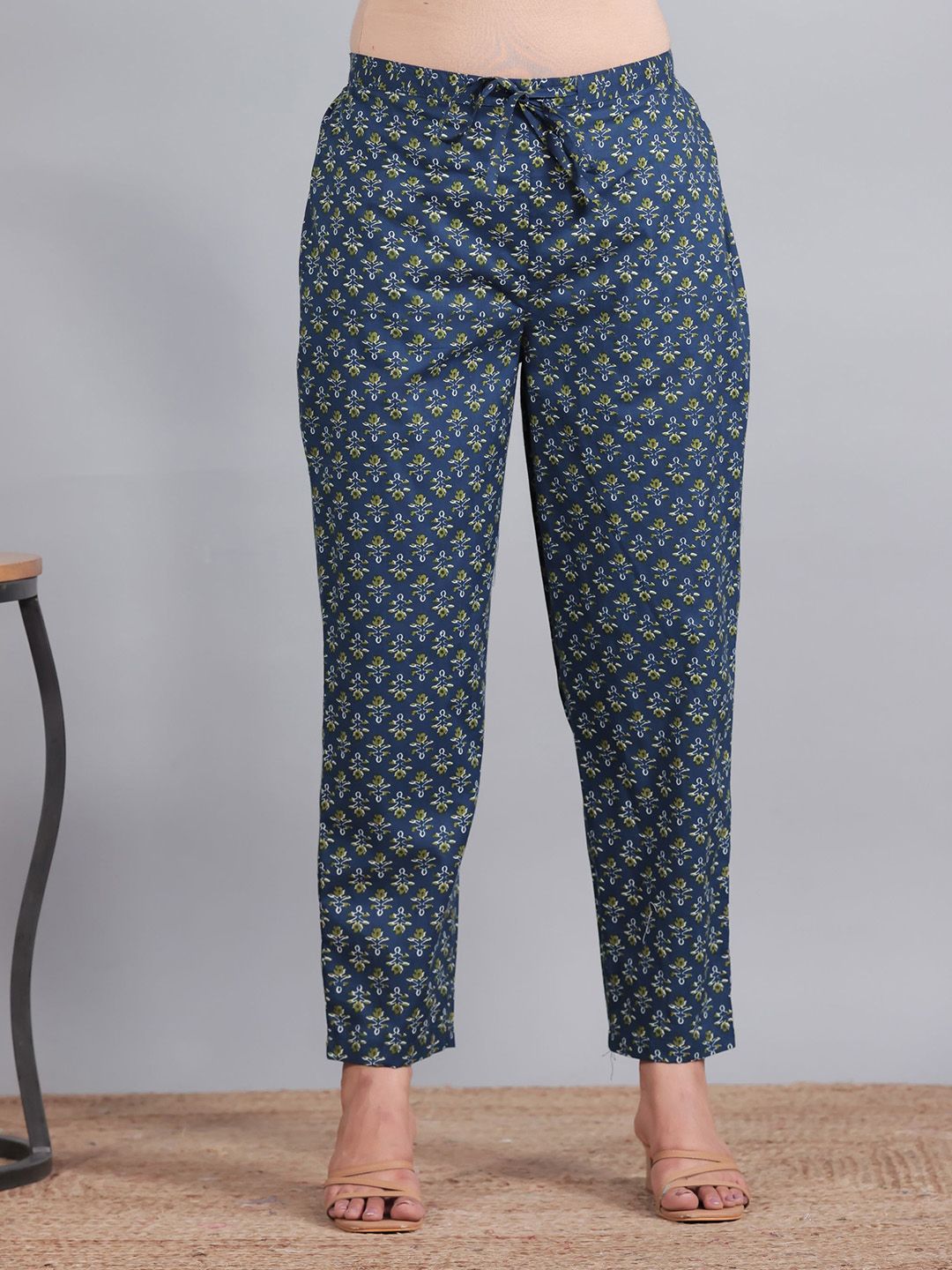 Aramya Women Ethnic Motifs Printed Regular Trousers