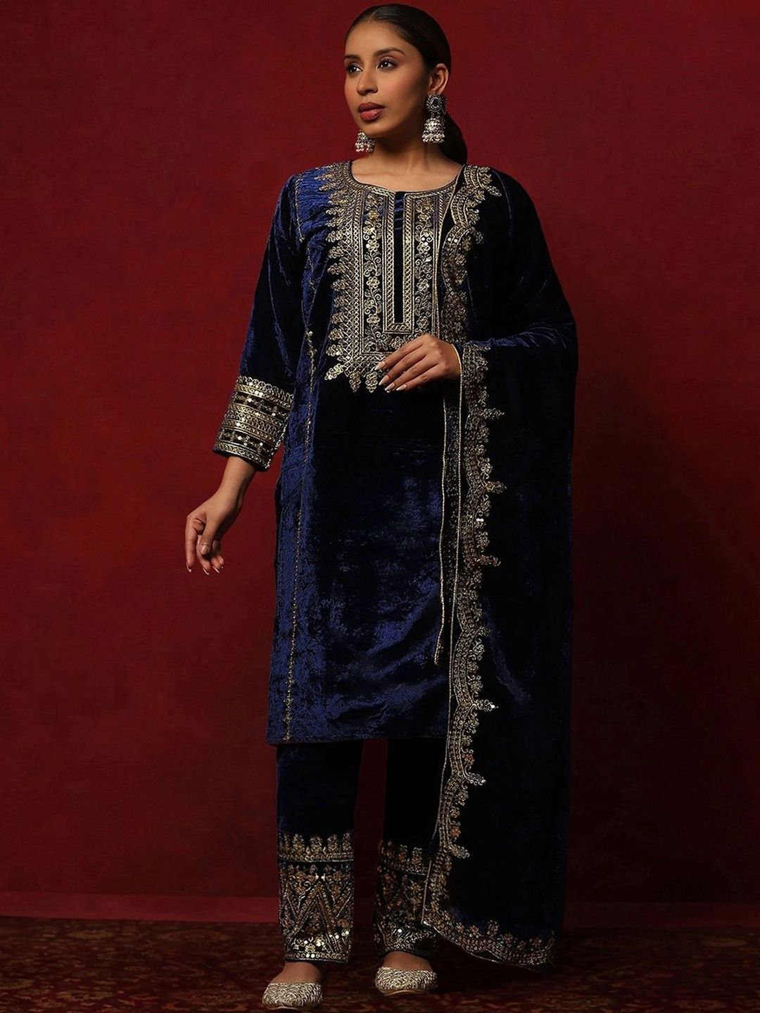 House of Chikankari Women Ethnic Motifs Embroidered Regular Sequinned Velvet Kurta with Trousers & With