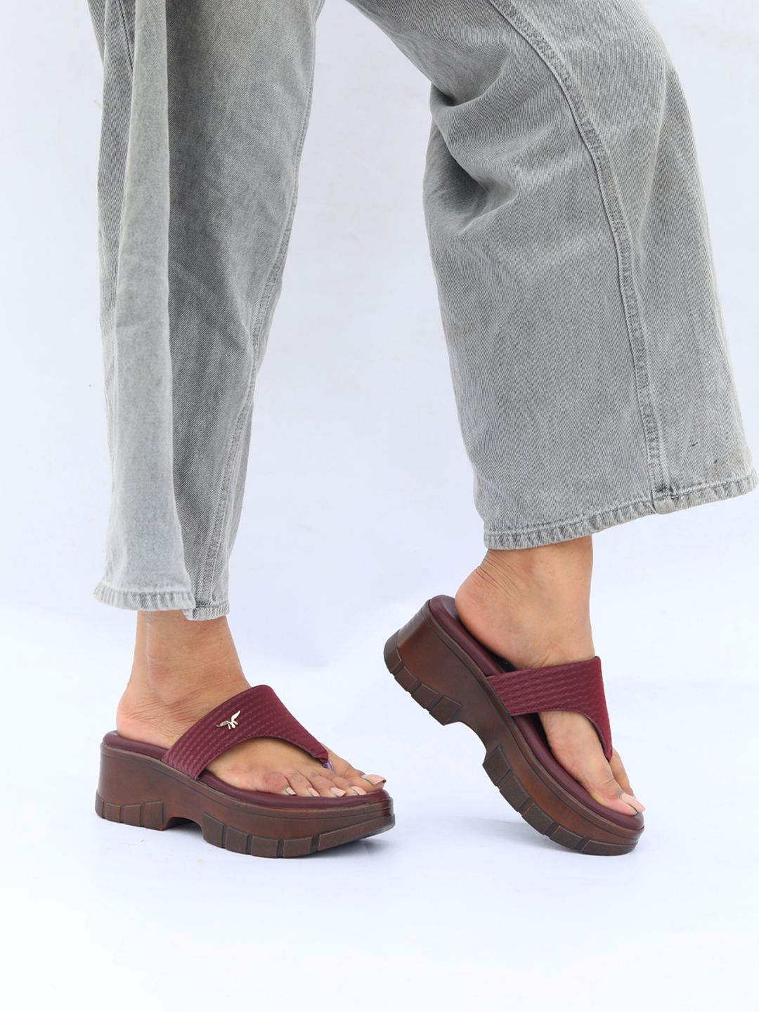 Monrow Textured Regular Flatform Sandals