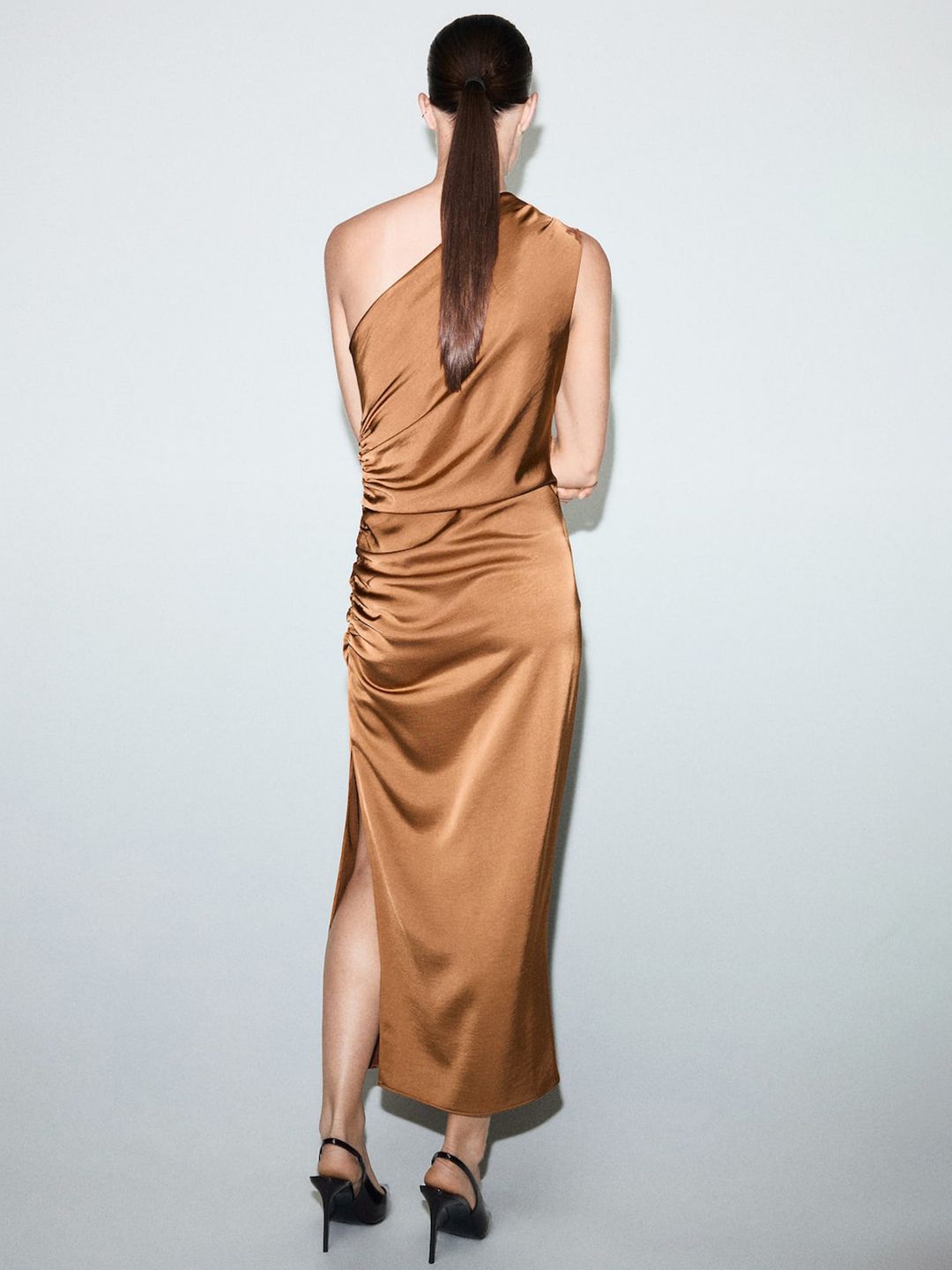 Satin Finish Ruched Effect One Shoulder Sheath Midi Dress with Belt
