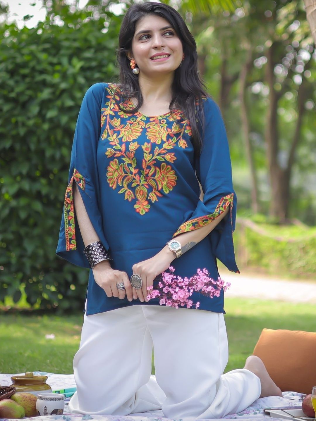 Youthnic Ethnic Motifs Embroidered V-Neck Flared Sleeves Thread Work Thread Work Kurti