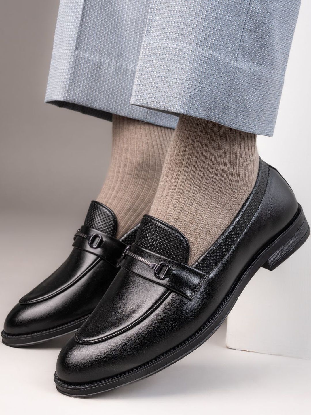 House of Pataudi House of Pataudi Men Textured Round Toe Slip-On Formal Loafers