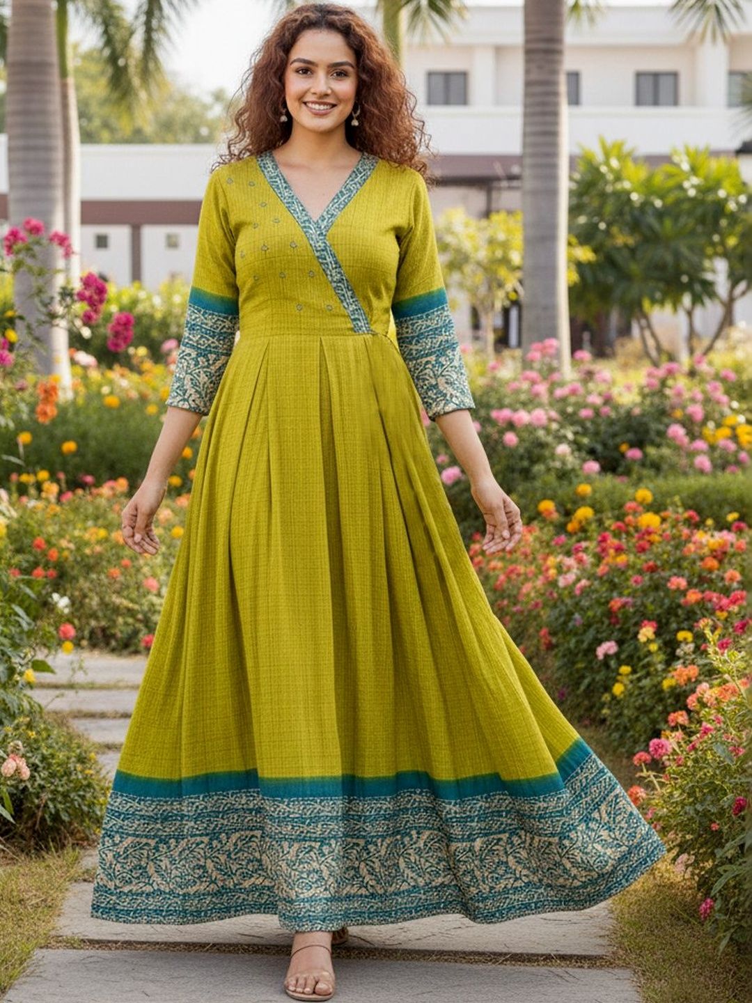 ARADHNA Women Paisley Printed Thread Work Anarkali Kurta