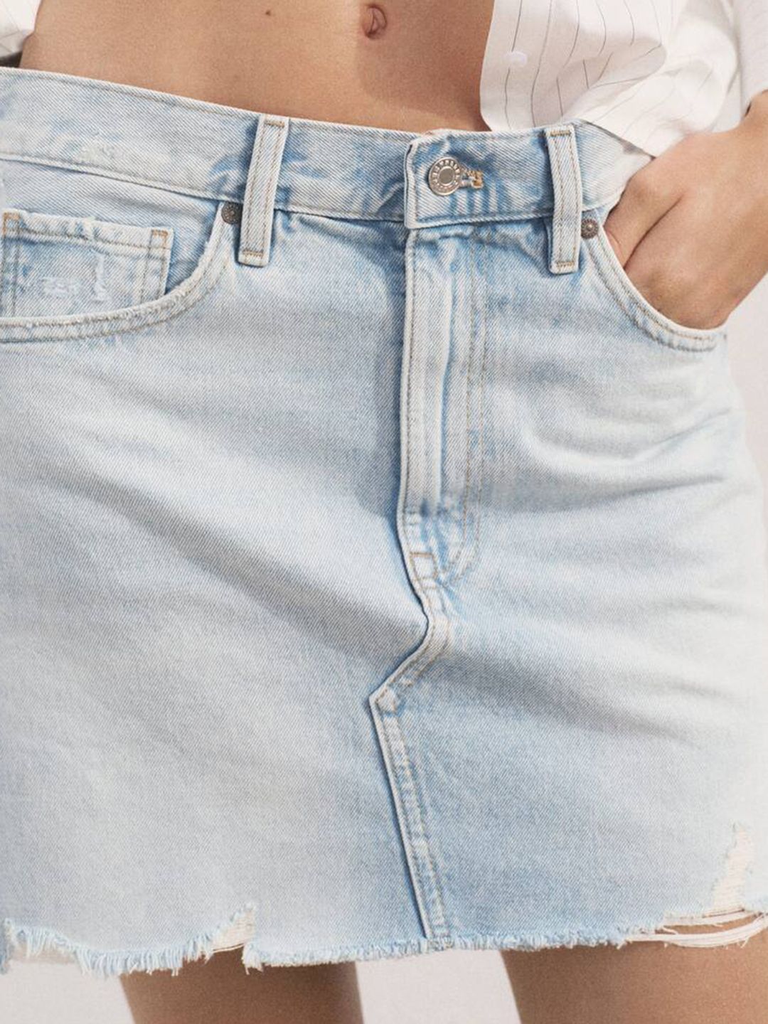 Mid-Rise Light Fade Pure Cotton Denim Mini Skirt with Frayed Hem