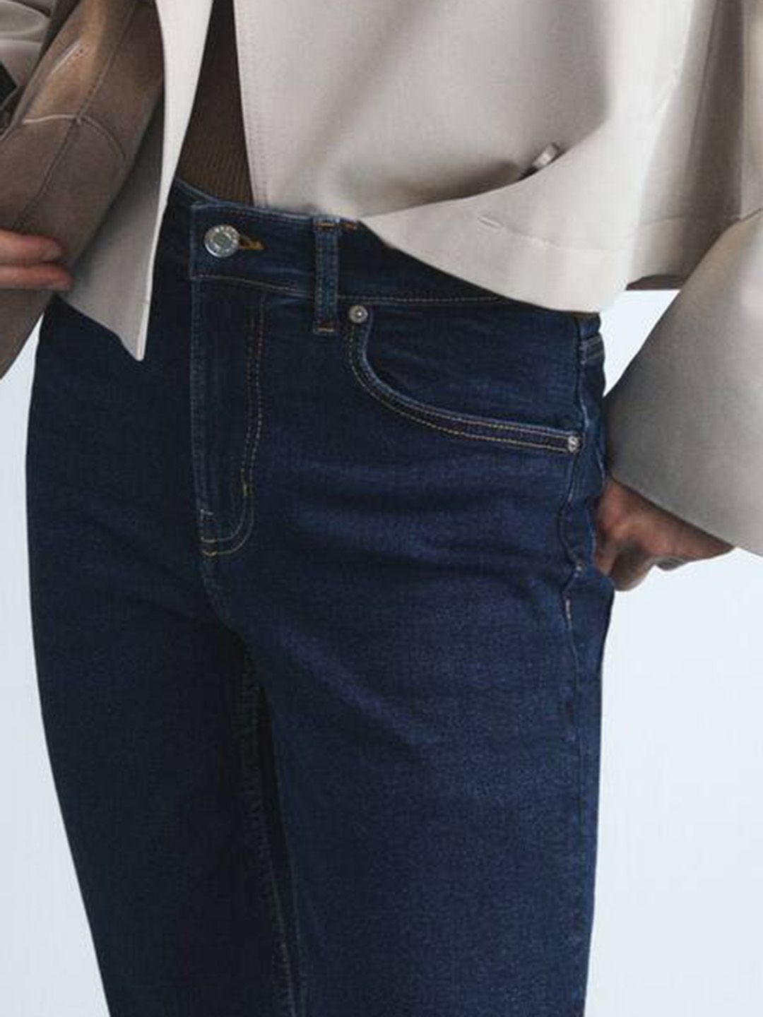 Mid-Rise Cropped Straight Fit Stretchable Jeans with Frayed Hem