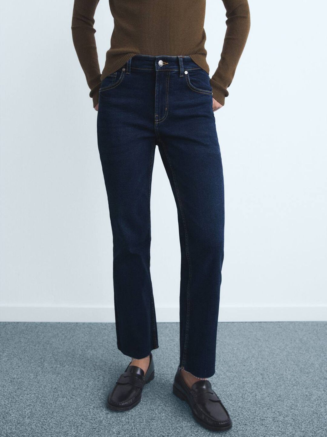 Mid-Rise Cropped Straight Fit Stretchable Jeans with Frayed Hem