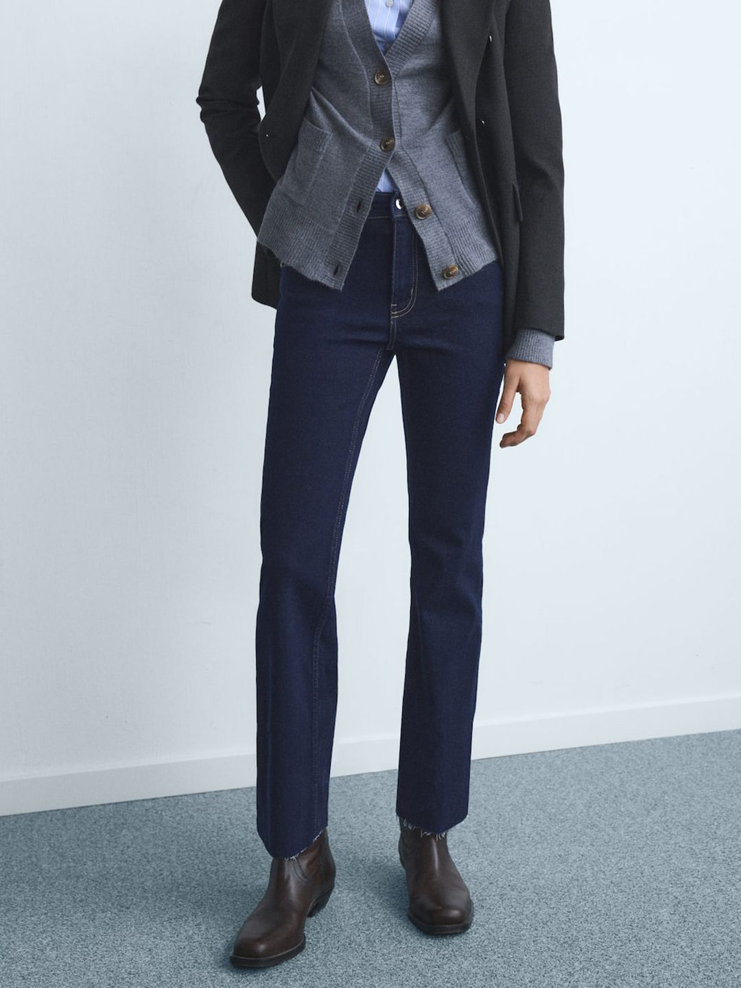 Cropped Mid-Rise Straight Fit Stretchable Jeans with Frayed Hem