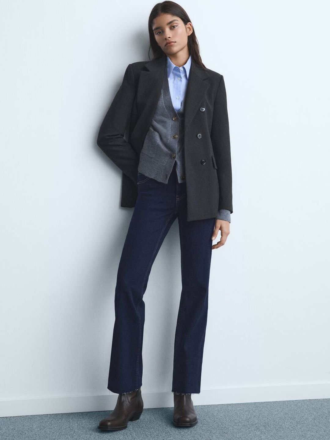 Cropped Mid-Rise Straight Fit Stretchable Jeans with Frayed Hem