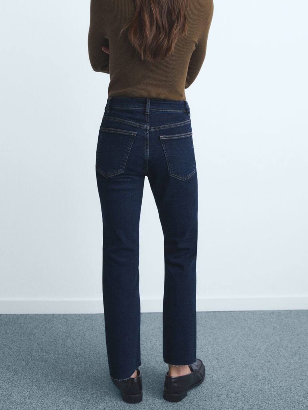 Mid-Rise Cropped Straight Fit Stretchable Jeans with Frayed Hem
