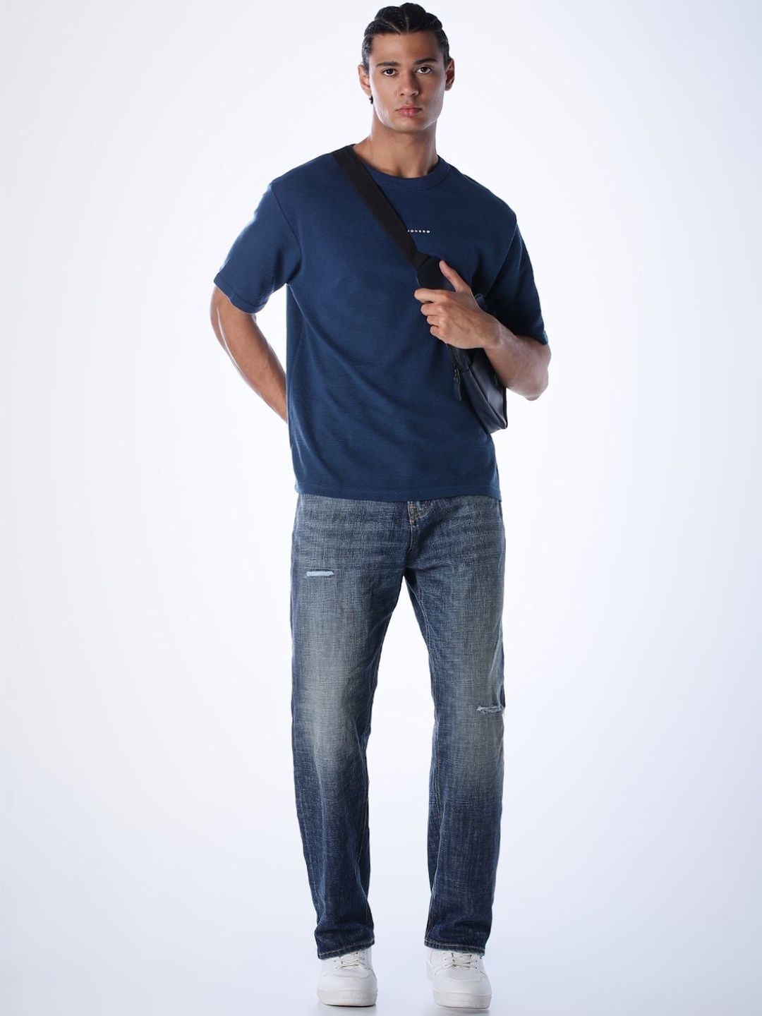 Wide Leg Low-Rise Mildly Distressed Light Fade Stretchable Jeans