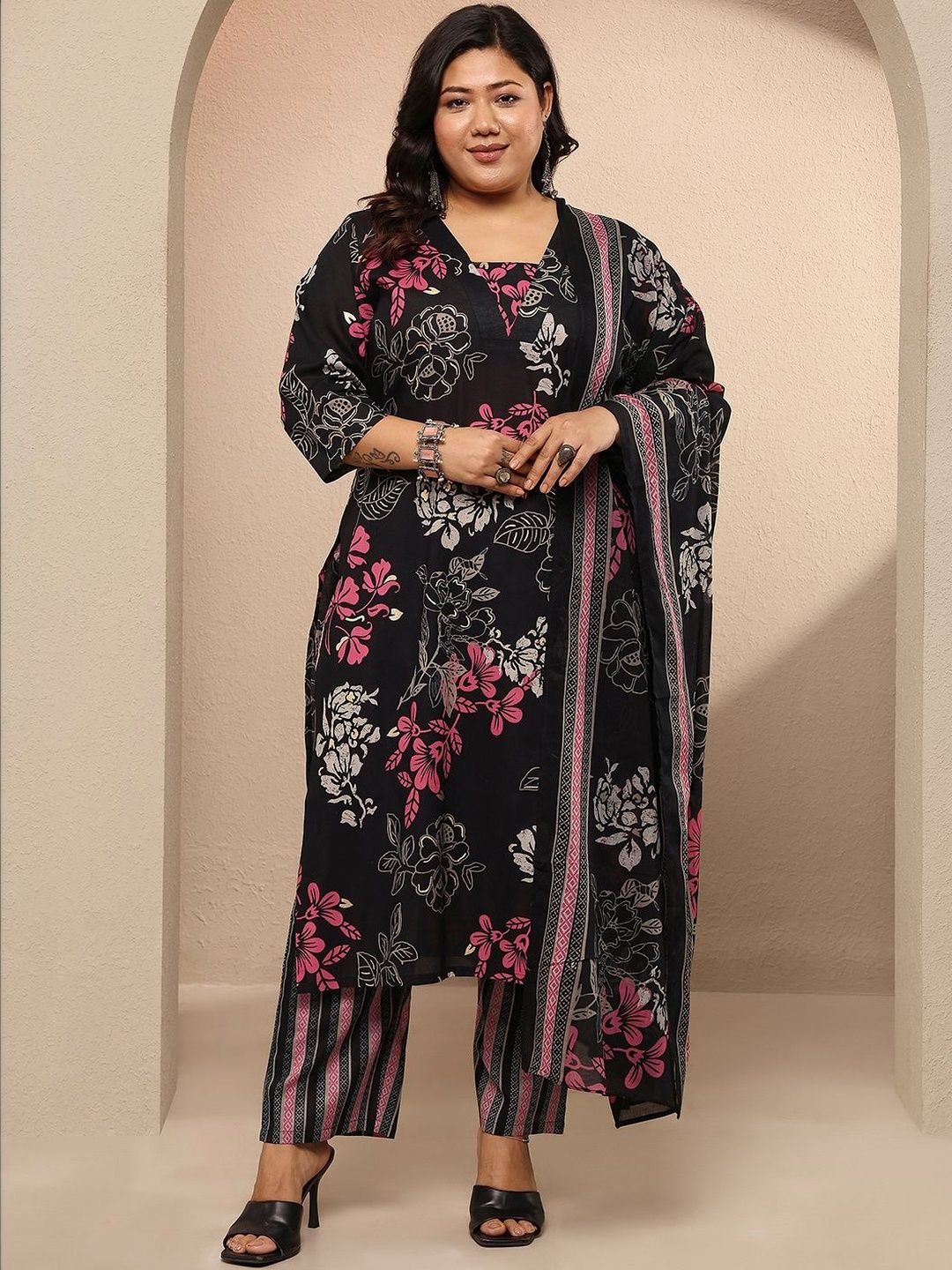 Extra Love By Libas Plus Size Floral Printed Regular Kurta with Trousers & With Dupatta