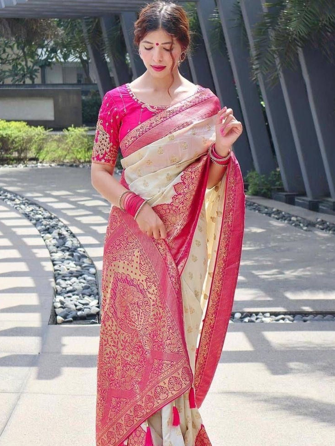 Mitera Ethnic Motifs Zari Silk Blend Handloom Banarasi Saree