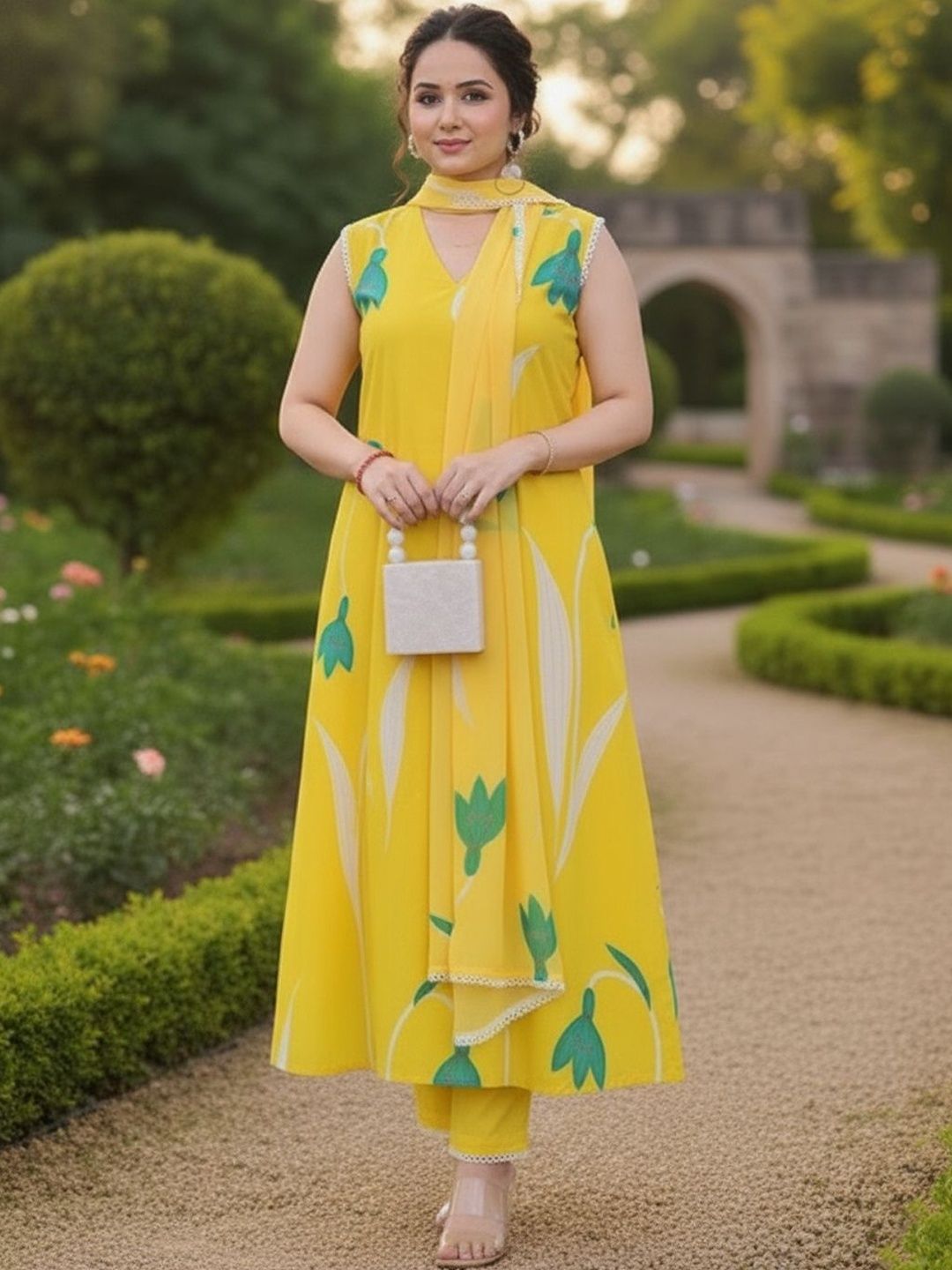 ARADHNA Women Floral Printed Regular Kurta with Trousers & With Dupatta