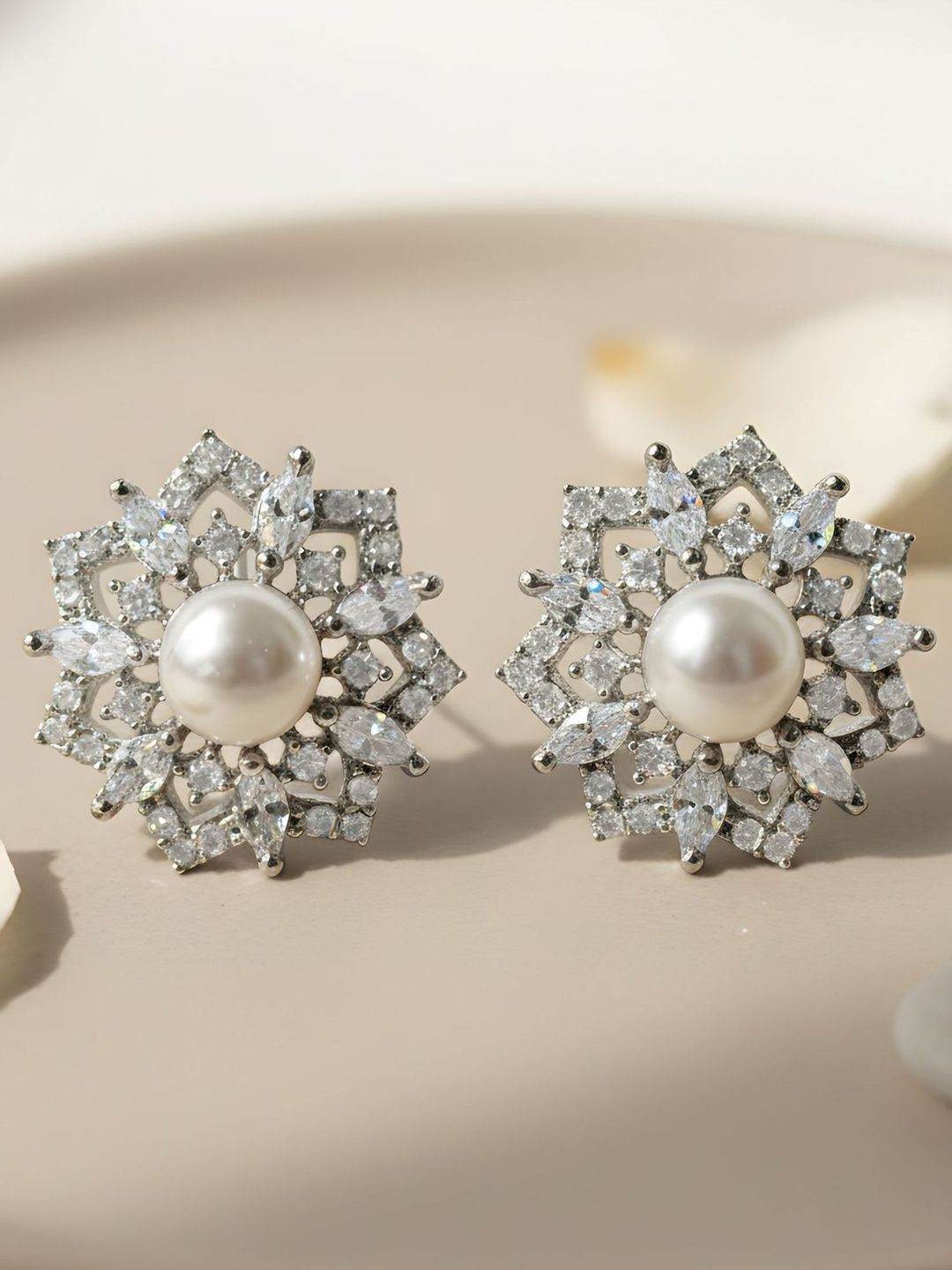 KARATCART Floral Studs Earrings