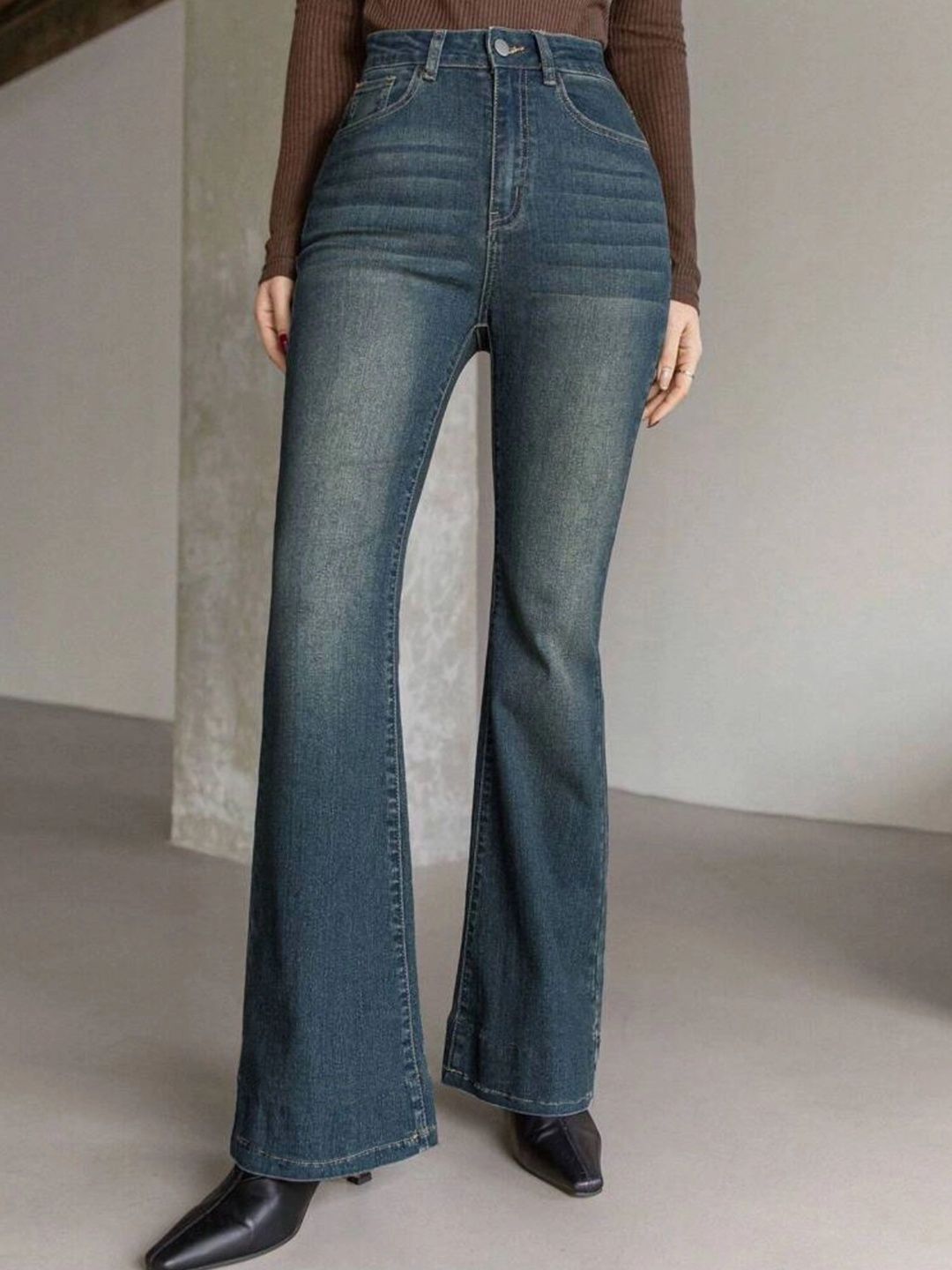 Aadvi Fashion Women Smart Flared High-Rise Light Fade Jeans