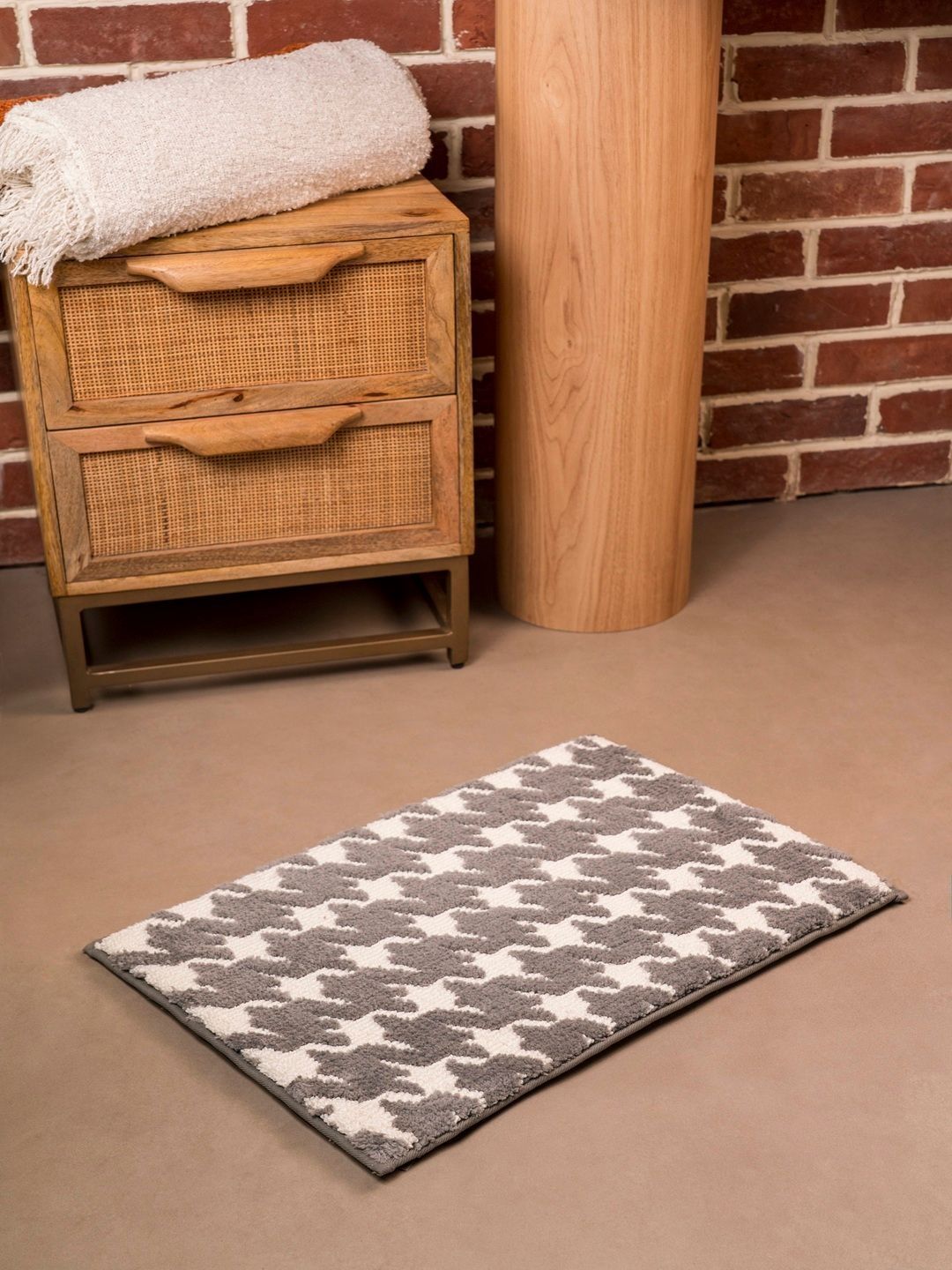 RALIA HOMES RALIA HOMES The Cadence Grey & White Geometric Printed 1800 GSM Anti-Skid Bath Rugs