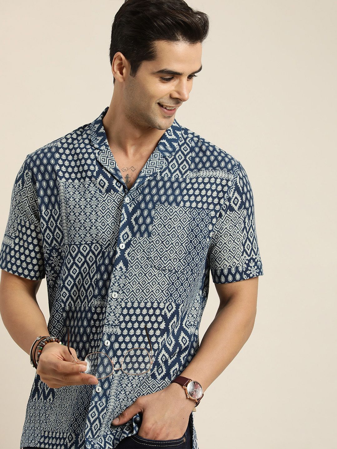 Taavi Men Navy Blue & Off-White Indigo Printed Pure Cotton Casual Shirt