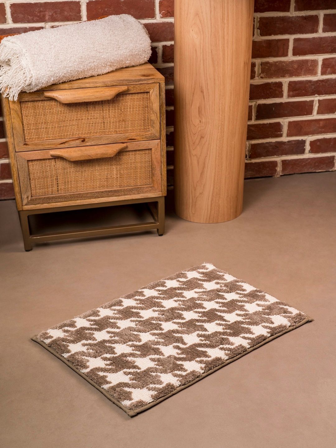 RALIA HOMES RALIA HOMES The Cadence Taupe & White Geometric Printed 1800 GSM Anti-Skid Bath Rugs