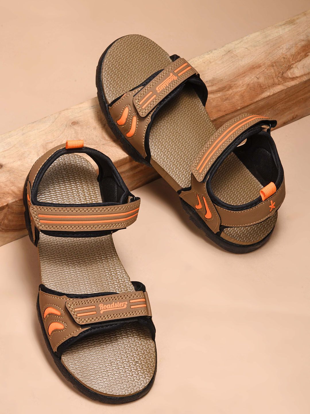 The Roadster Lifestyle Co Men Textured Sports Sandals