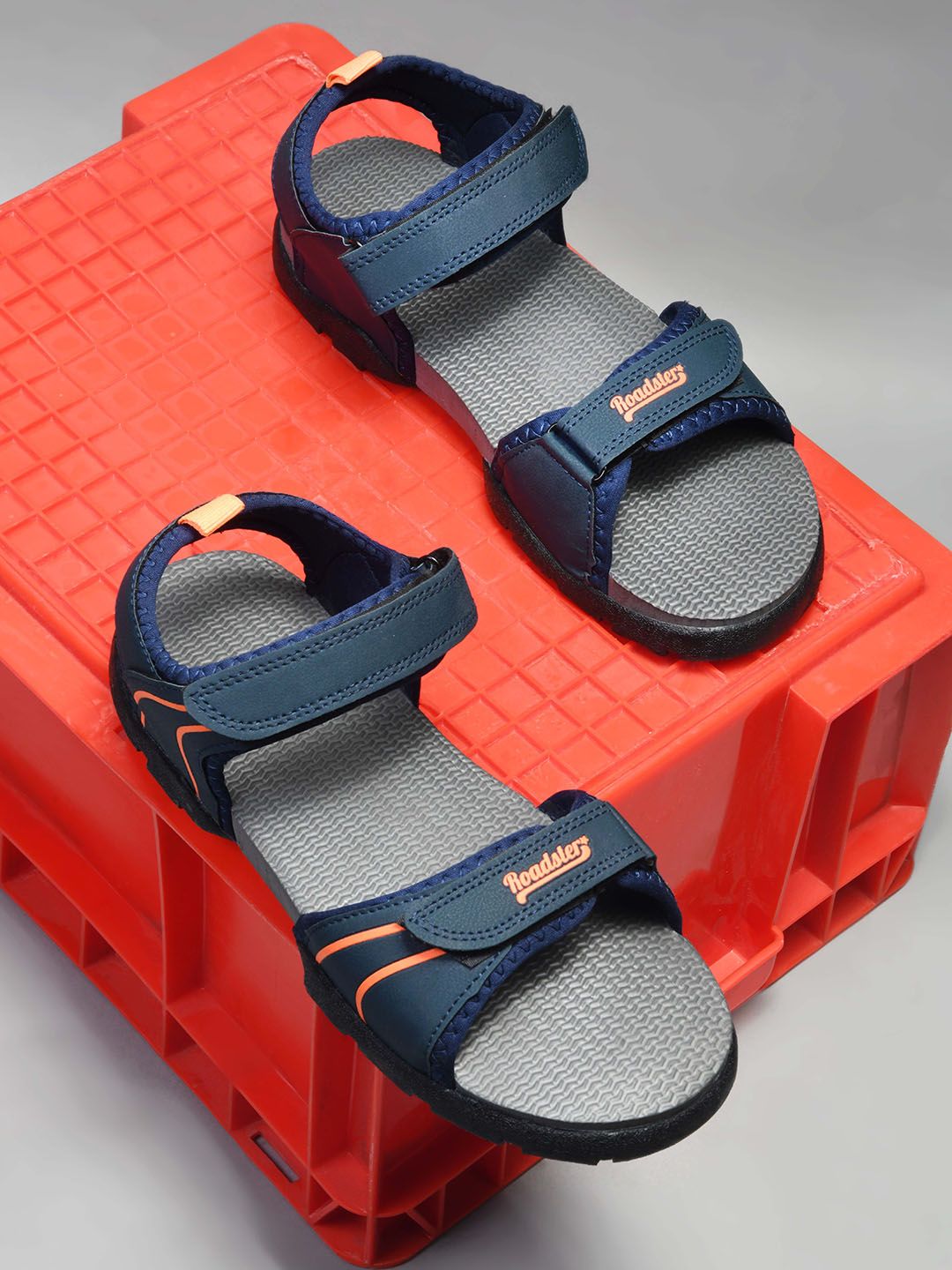 The Roadster Lifestyle Co Men Textured Sports Sandals