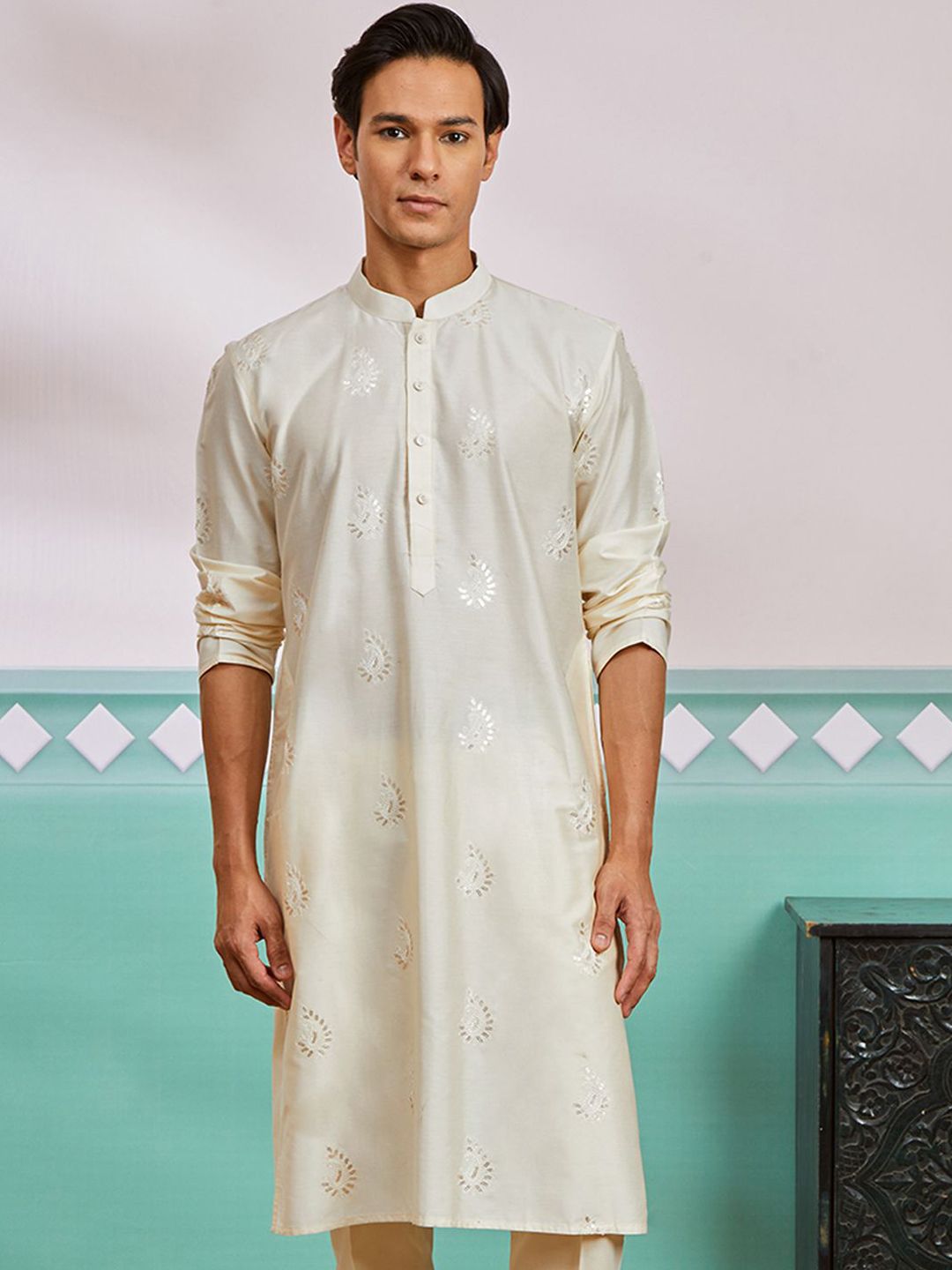 VASTRAMAY Men Geometric Embroidered Sequinned Kurta