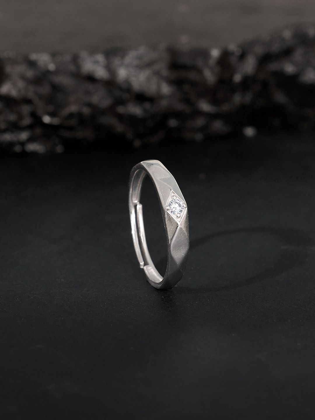 GIVA GIVA Men 925 Silver Rhodium-Plated Cubic Zirconia Studded Rough Edge Finger Ring