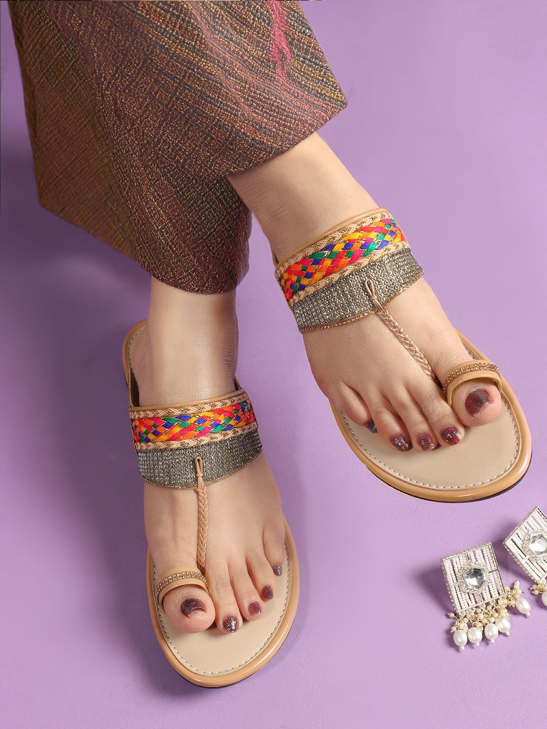 Ladies Hub Women Embellished One-Toe Kolhapuri Flats