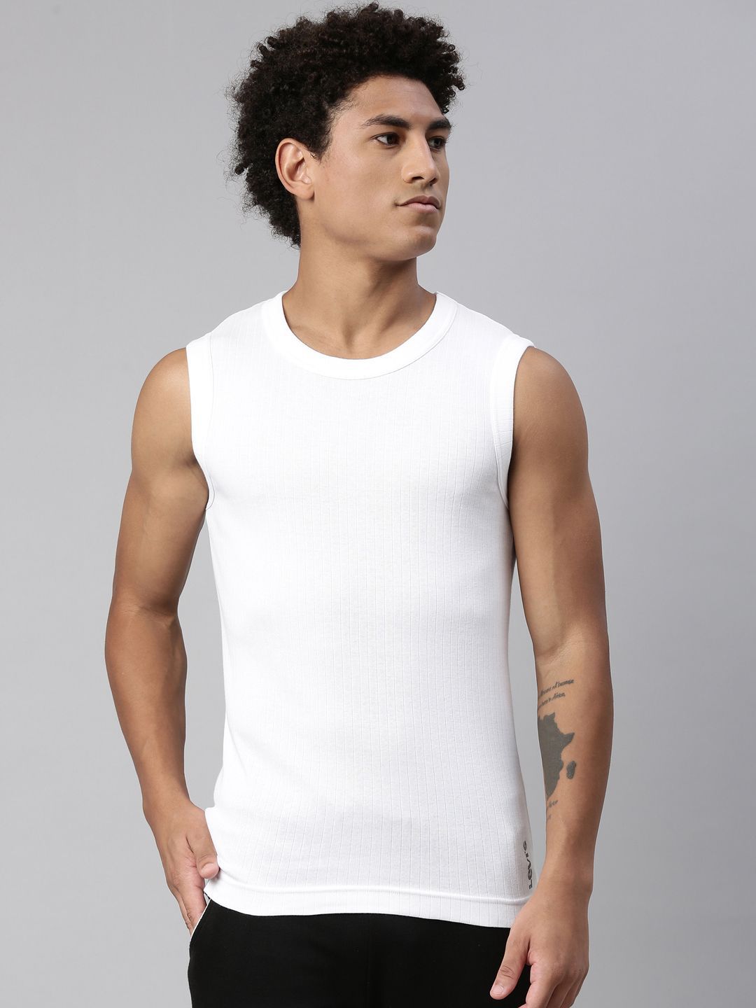 Levis Men Solid Scoop Neck Sleeveless Pure Cotton Rib Easy Tuck Gym Vest