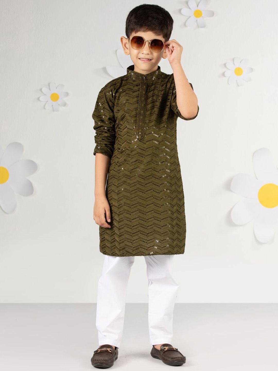 VASTRAMAY Boys Chevron Embroidered Mandarin Collar Sequinned Kurta With Pyjamas