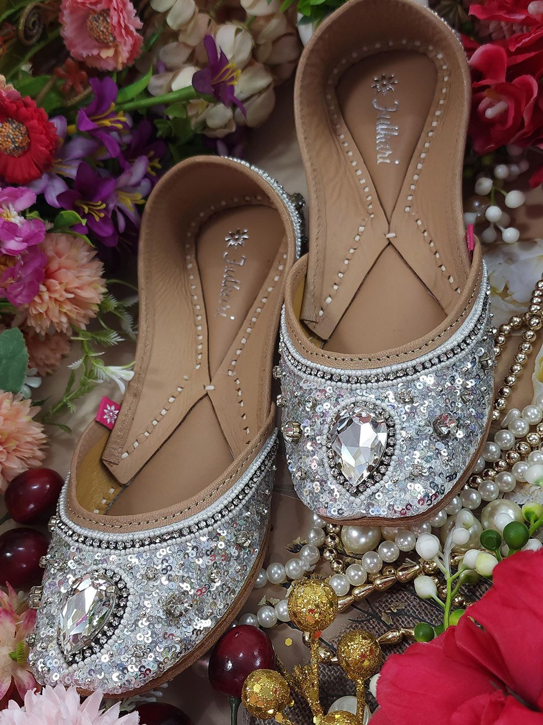 Fulkari Women Embellished Mojaris