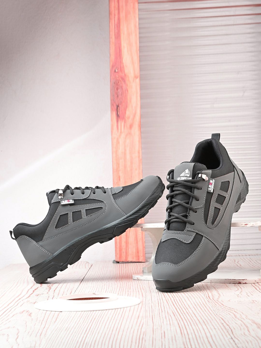 Leo's Fitness Shoes Men Colourblocked Trekking Shoes
