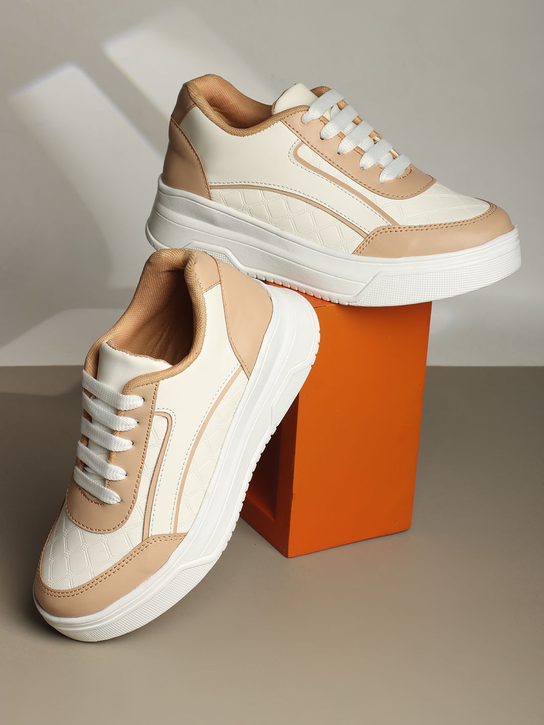 Alishtezia Women Lace-Ups Round Toe Sneakers
