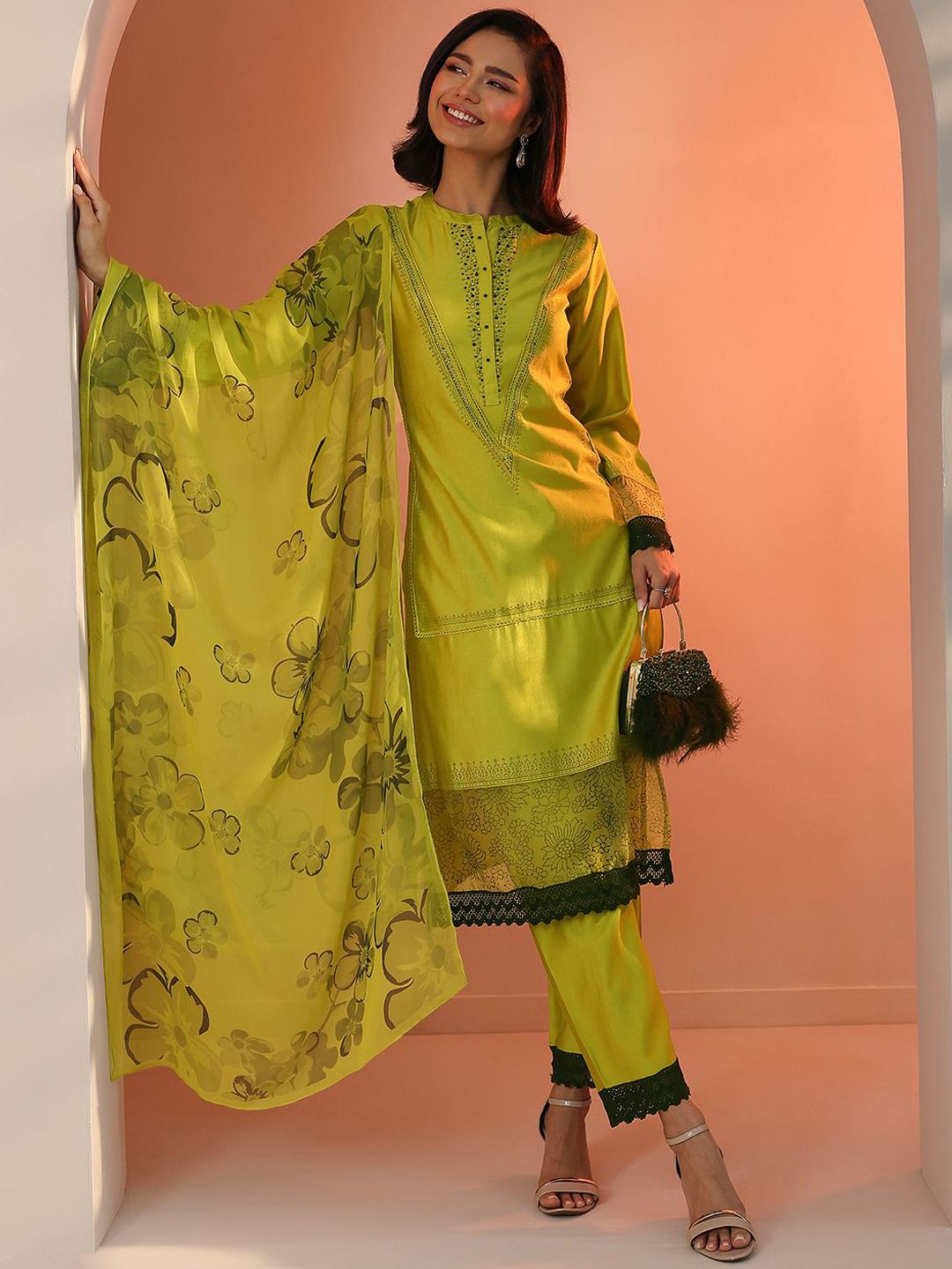 Libas Libas Women Embroidered Regular Kurta with Trousers & Dupatta