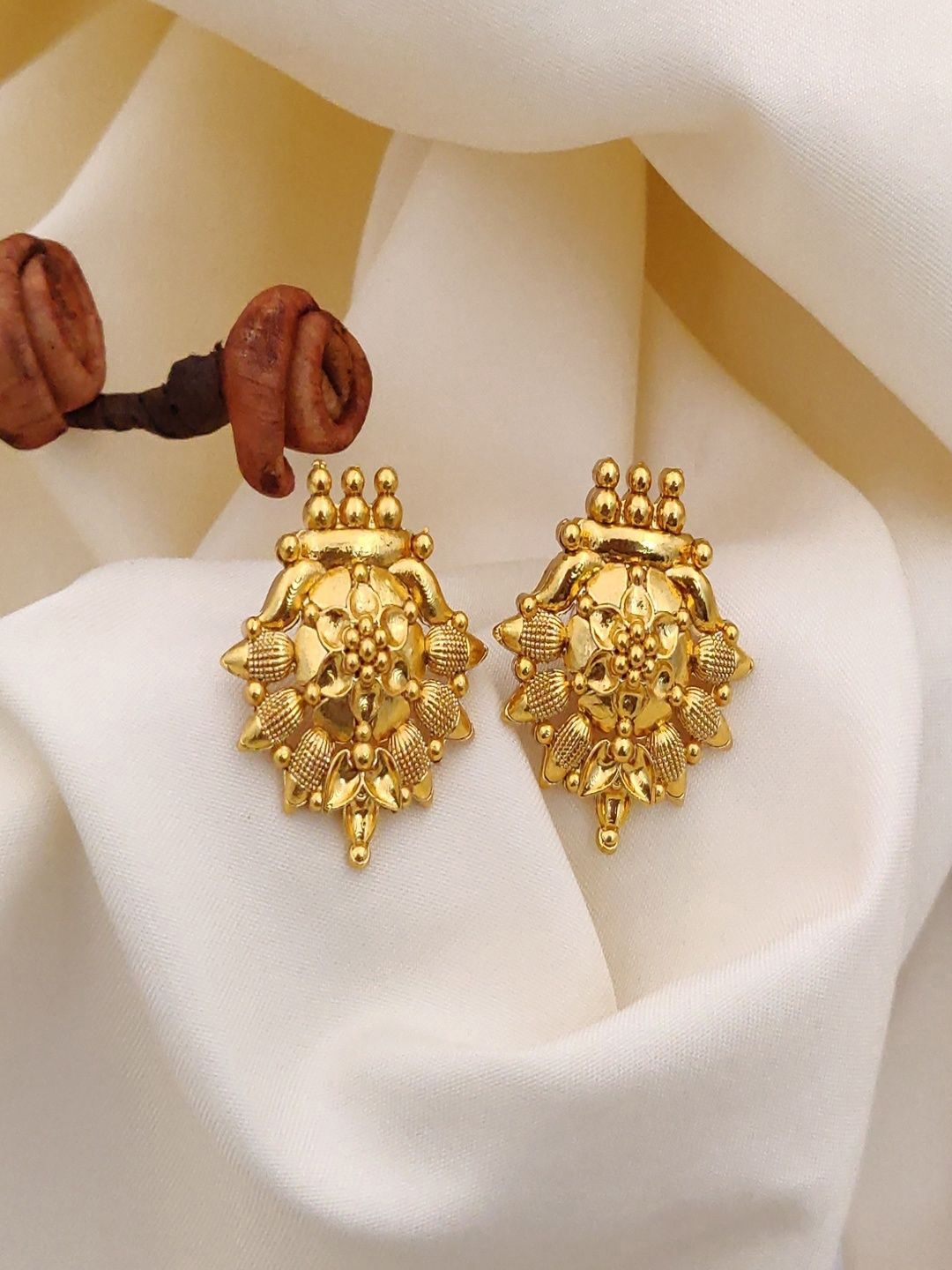 SOLIBELLE Gold-Plated Floral Shaped Studs