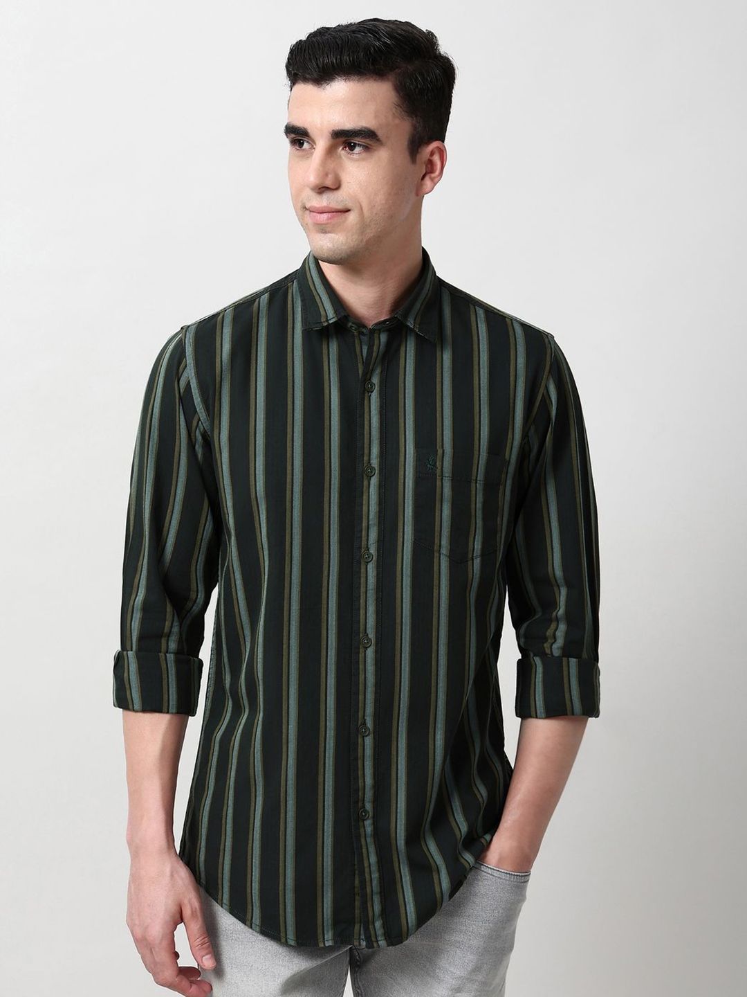 Peter England Casuals Men Slim Fit Vertical Striped Spread Collar Pure Cotton Casual Shirt