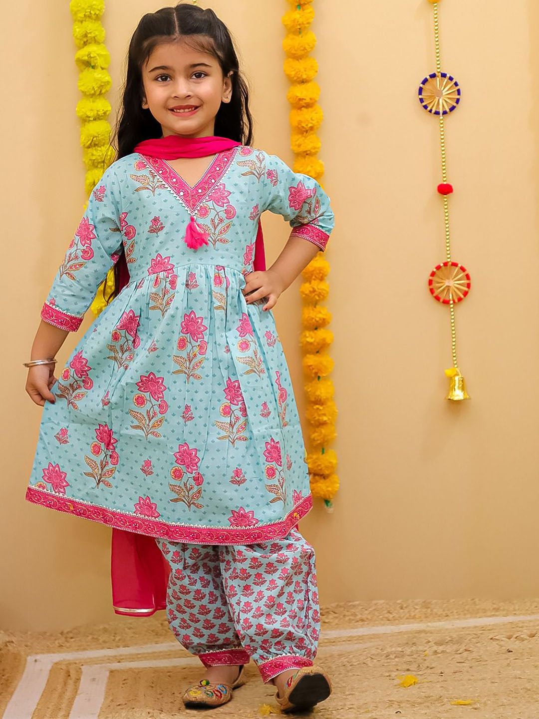 THE WEAVERS SHOP BY RAAVI Girls Floral Printed Pure Cotton Kurta with Salwar & Dupatta