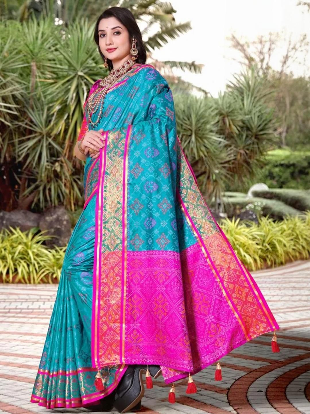 AKSH FASHION Blue Silk Blend  Sarees