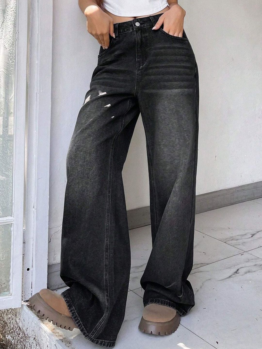 Aadvi Fashion Women Comfort High-Rise Mildly Distressed Light Fade Stretchable Jeans