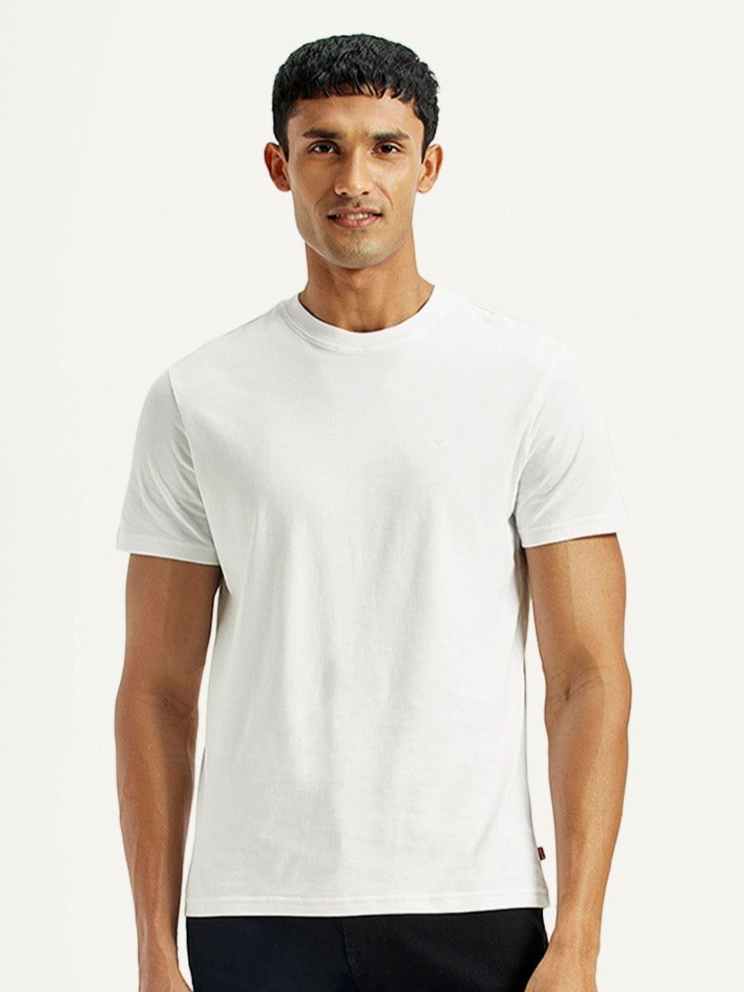 Levis Men Solid Round Neck Cotton Slim Fit T-shirt