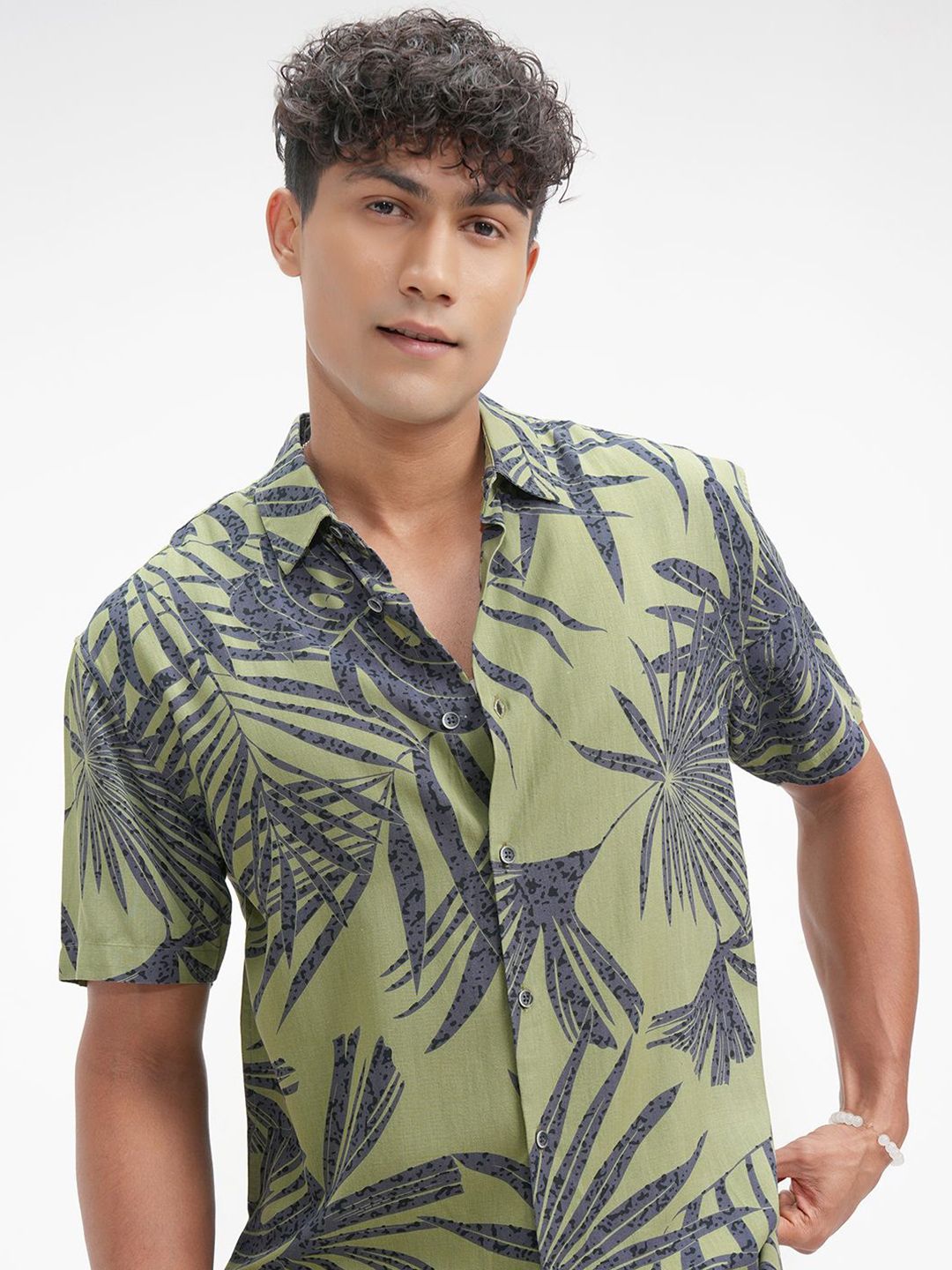 HIGHLANDER Men Floral Printed Spread Collar Casual Shirt