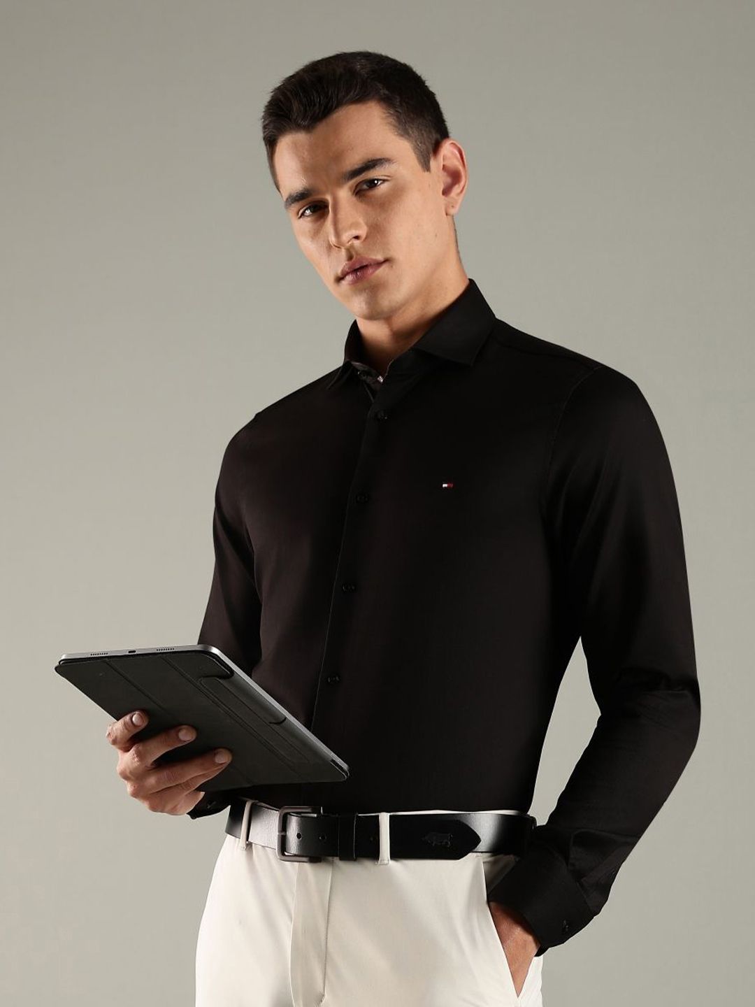 Tommy Hilfiger Tommy Hilfiger Men Slim Fit Solid Spread Collar Pure Cotton Formal Shirt