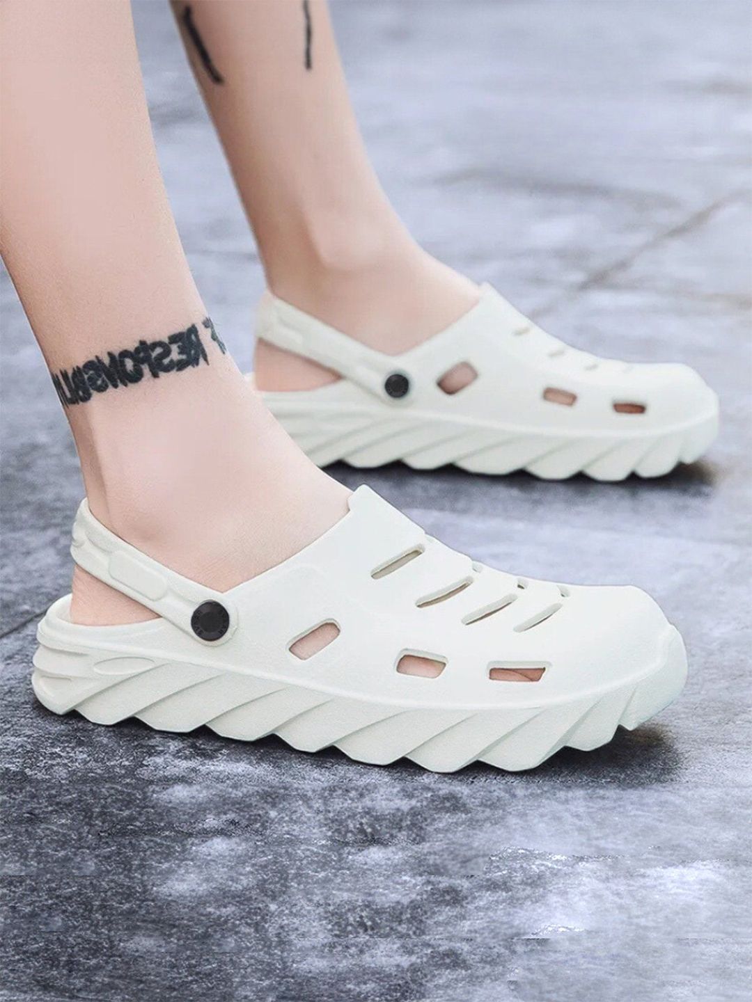 Svaar Men Self Design Waterproof Lightweight Cushioned Clogs