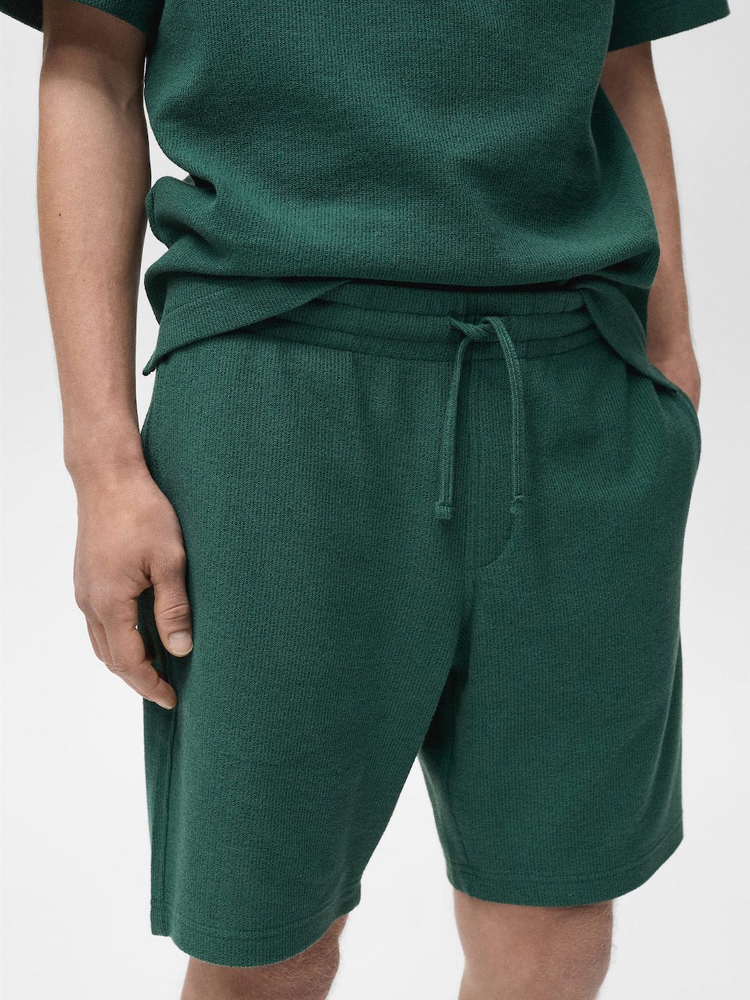 MANGO MAN Knitted Mid-Rise Regular Fit Shorts