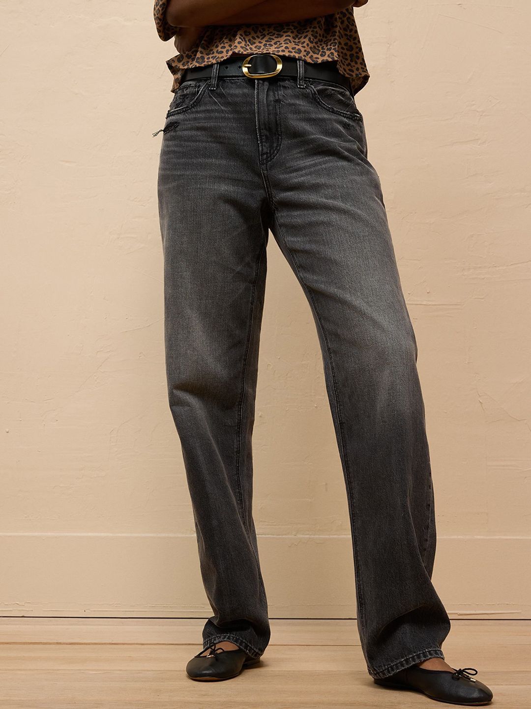 AMERICAN EAGLE OUTFITTERS Women Boyfriend Fit Mid-Rise Low Distress Heavy Fade Jeans