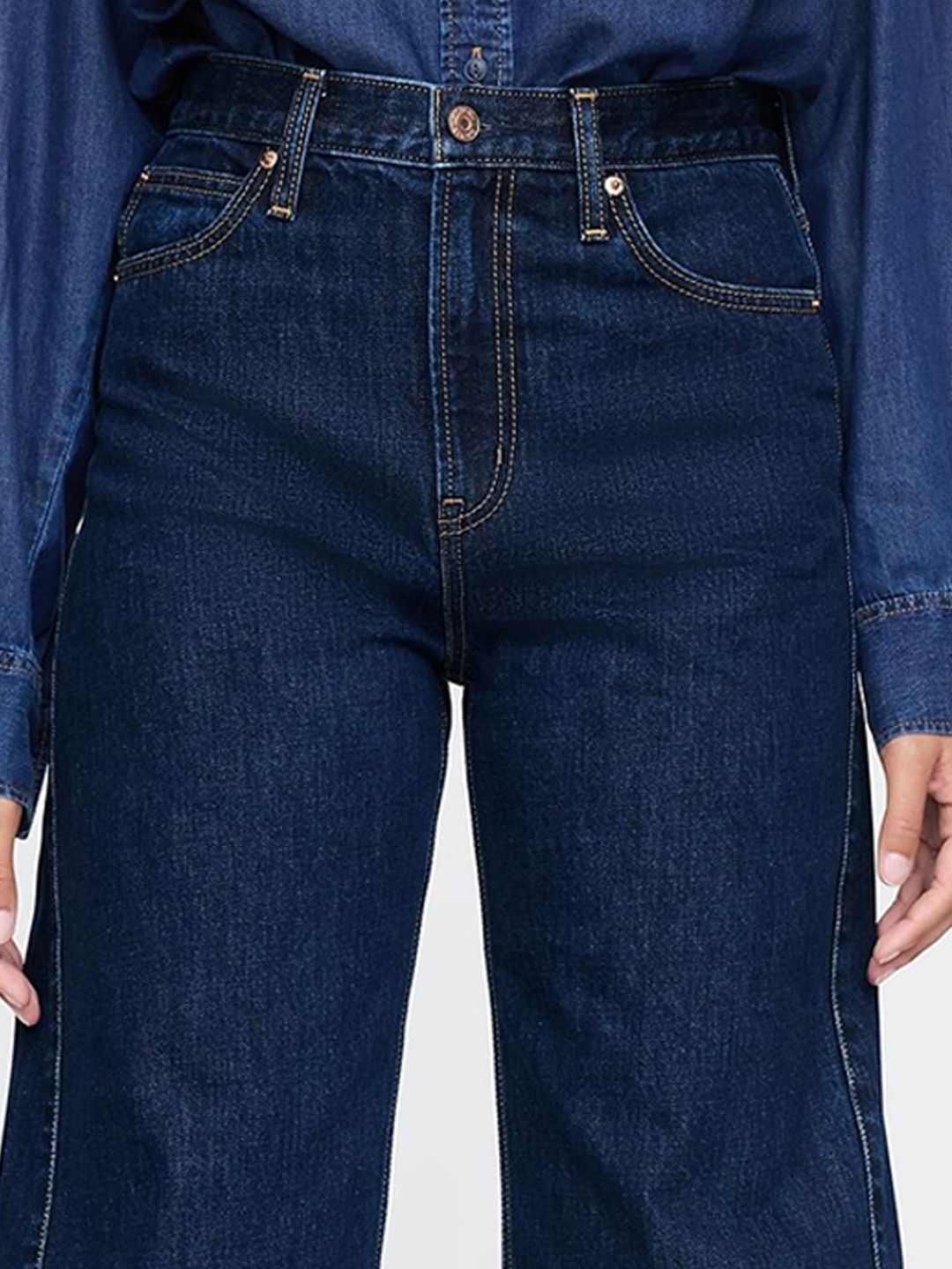 Lightly Washed High-Rise Barrel Fit Jeans